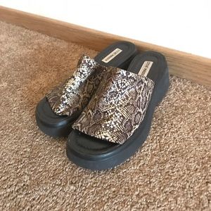 Vintage Steve Madden snakeskin print sandals